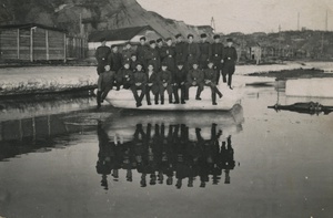 После отлива, март 1953, Сахалинская обл., г. Корсаков. В первом ряду крайний слева&nbsp;–&nbsp;Степан Лутовинин. Надпись на обороте фотографии: «Папе от сына Степана. Весна март м-ц. 1953 г. Остров Сахалин г. Корсаков. После отлива лед остался на берегу, а вдали виднеется городок».Выставки&nbsp;«Будни 1953 года», «Март. Весну не остановить»,&nbsp;«На краю земли: остров Сахалин» с этой фотографией.