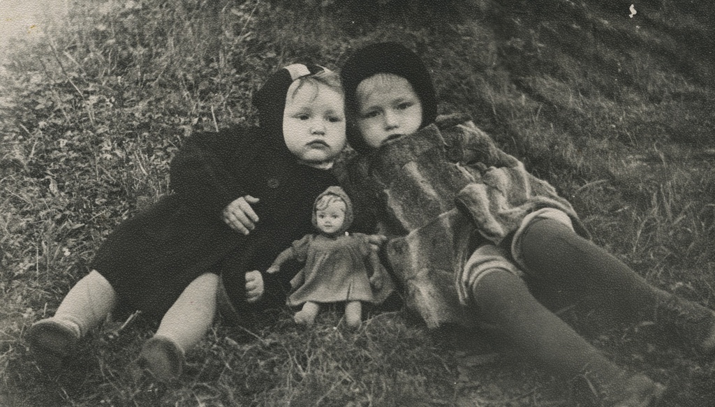 «Привал», сентябрь 1960, Тюменская обл., Тобольский р-н, дер. Лутовинино. Слева направо: Саша Лутовинин, Лена Лутовинина. Надпись на обороте фотографии: «Сентябрь, 1960 г.».Выставка «Куклы Советского Союза» с этой фотографией.