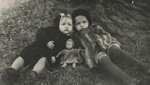 «Привал», сентябрь 1960, Тюменская обл., Тобольский р-н, дер. Лутовинино. Слева направо: Саша Лутовинин, Лена Лутовинина. Надпись на обороте фотографии: «Сентябрь, 1960 г.».Выставки&nbsp;«Куклы Советского Союза» и «Осенние портреты» с этой фотографией.