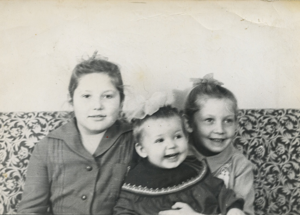 Сестры, октябрь 1966, г. Тобольск. Слева направо: Тамара, Оля, Таня  Мясниковы. Надпись на обороте фотографии: «На память тете Тамаре, Бабушке, Лене и Шурику от Томы 8 лет, Тани 5 лет, Оли 1 год. Октябрь 1966 года ибс(?) Судостроителей».