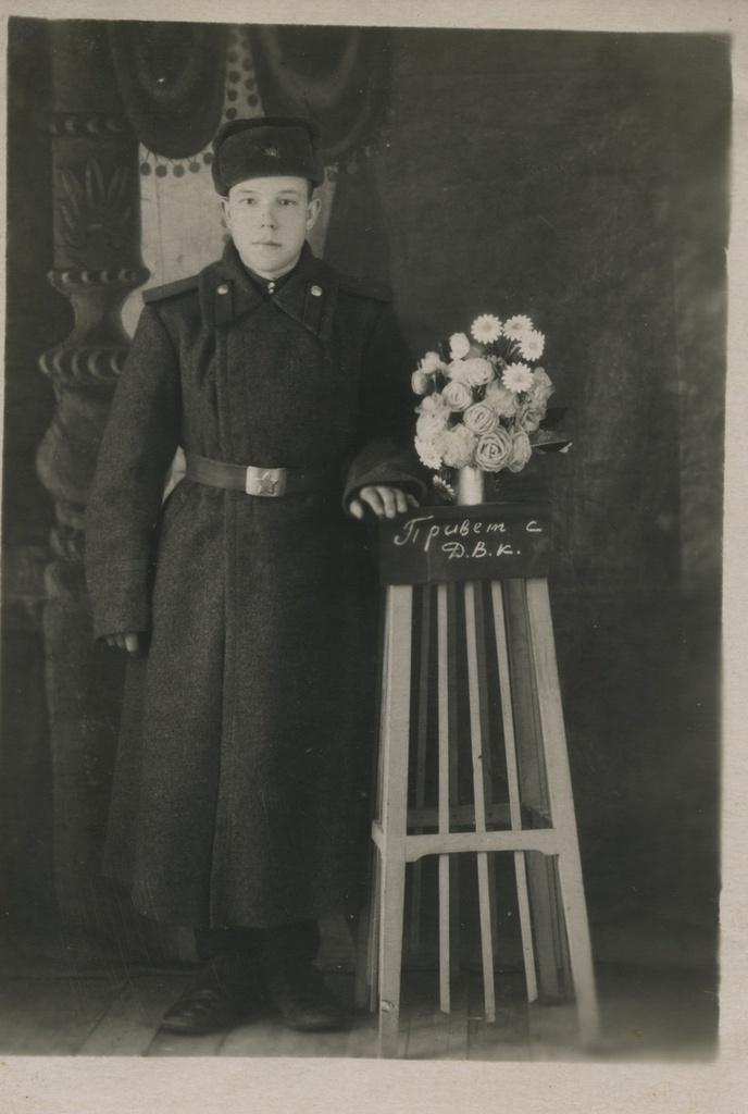 «Привет с Д. В. К.», 14 мая 1952. Николай Александрович Лутовинин.  Надпись на обороте фотографии: «На долгую память брату Степану от Николая. Вспомни иногда. 1ый год службы. 14/XII/52 года 19 лет (личная роспись)».