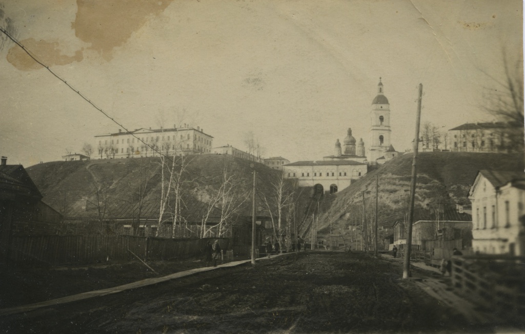 Прямской взвоз, 25 октября 1951, г. Тобольск. Надпись на обороте фотографии: «На память Степану Акимовичу от Валентины. Г. Тобольск. Вид на прямской. 25/Х-51 года 10 часов вечера "Песня о Тобольске" (текст от руки найден в семейном архиве). 

1.	Снова все задышало,
Пробудилось от сна,
Солнце ласковей стало:
Наступила весна.

Припев:
Тобольск – город мой,
Брат Иртыша родной,
Всегда горжусь тобой,
Город мой!

2.	Я люблю твои парки
И простор площадей,
Летний полдень твой жаркий
И хороших людей.

Припев.

3.	Свежий утренний воздух 
Иртыша гладь рябит,
И над городом этим
Голубь мира парит.

Припев».