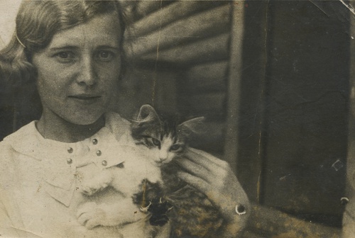 Неизвестная с кошкой, 1910 - 1929