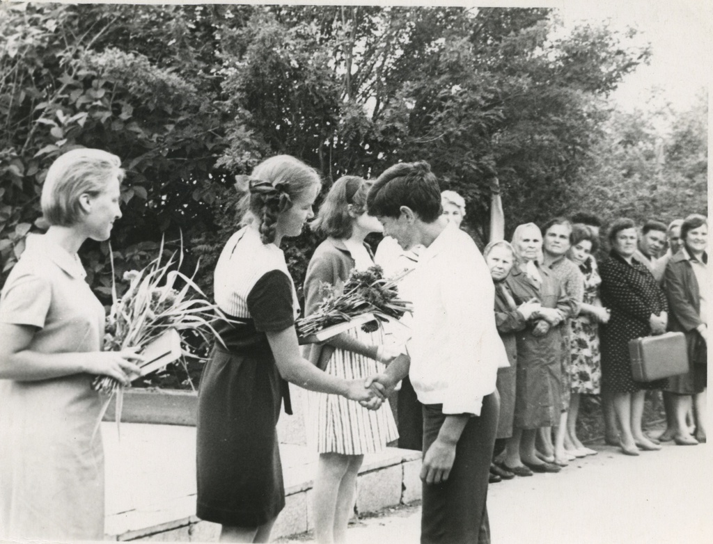 Торжественная линейка и возложение цветов, 12 июля 1968, г. Свердловск. Памятник герою Советского Союза Николаю Николаевичу Васильеву от учащихся школы № 34. Был открыт в 1965 году.Ныне Екатеринбург.