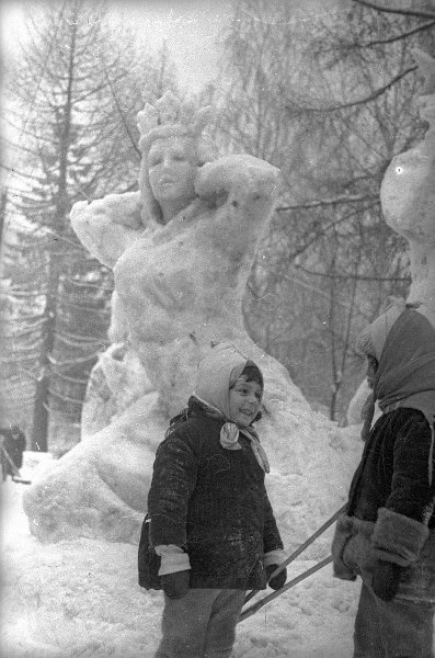 Зима. Снежные скульптуры в парке Сокольники, 1938 год, г. Москва. Выставка «Зима в Москве» с этим снимком.