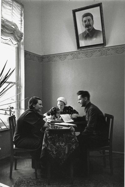 В ЗАГСе, 1930-е, г. Москва. Выставка «ЗАГС: торжество любви по-советски» с этой фотографией.&nbsp;