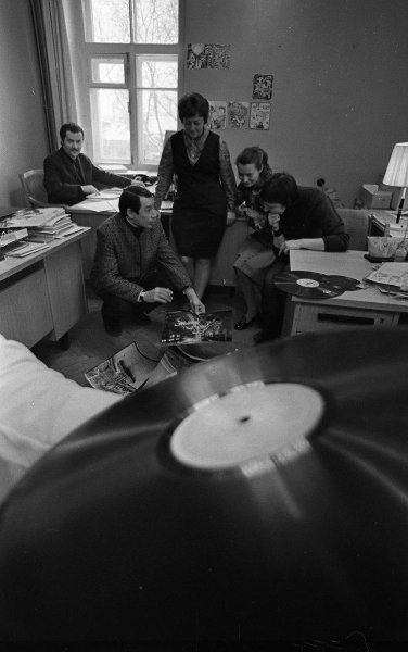 В редакции журнала «Кругозор», 1970-е, г. Москва. Выставка «"Вертушки" и пластинки XX века» с этой фотографией.&nbsp;