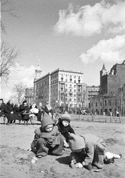 Весна на Тверском бульваре, 1950 год, г. Москва. Выставка «Игра длиной в полвека» с этой фотографией.