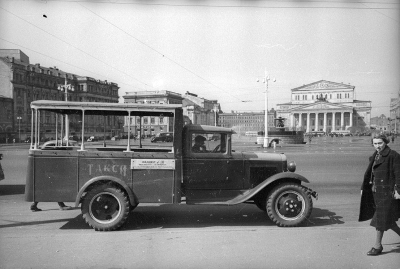 Такси на площади Свердлова, 1935 год, г. Москва. Ныне Театральная площадь.Выставка «По счетчику» с этой фотографией.