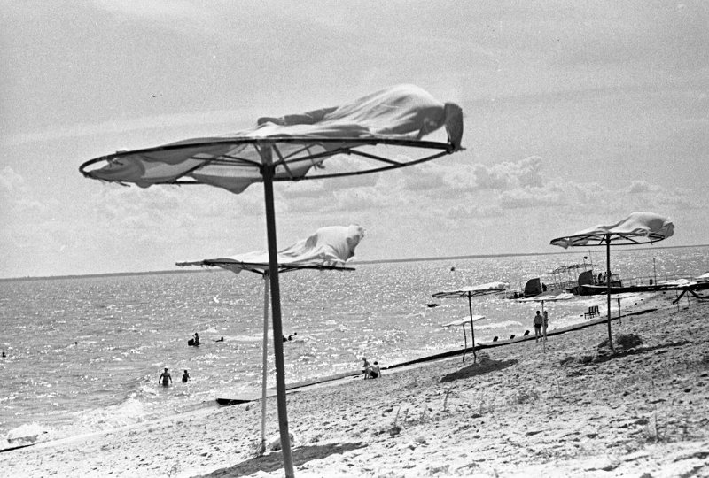 Пляж, 1970-е, СССР. Выставка «Про зонты» с этой фотографией.