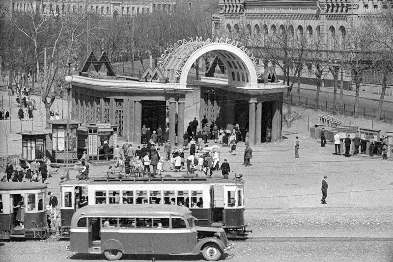 Станция метро «Дворец Советов», 1935 год, г. Москва. Ныне «Кропоткинская».Выставка «Московский автобус» с этой фотографией.