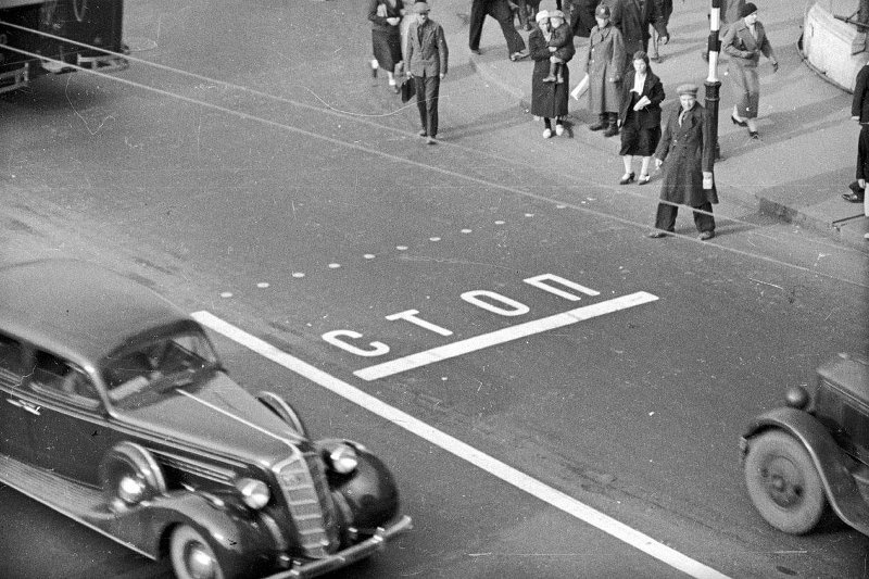 На перекрестке, 1930 год, г. Москва