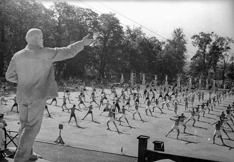 Фото "Утренняя зарядка", 1938 год - История России в фотографиях