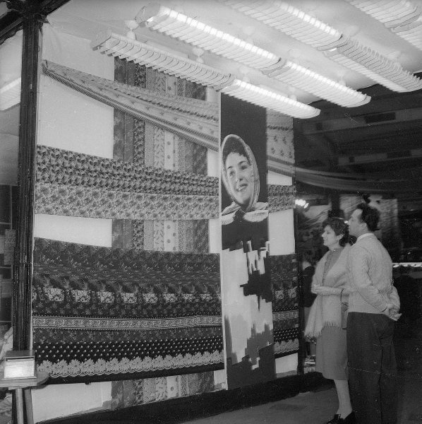 Выставка тканей в Манеже, 1960-е, г. Москва. Выставка «Центральный Манеж» с этой фотографией.&nbsp;