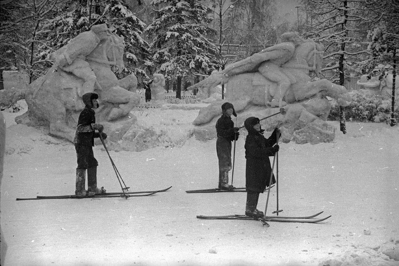 Зима в парке Сокольники, 1938 год, г. Москва. Выставка «Зима в Москве» с этим снимком.