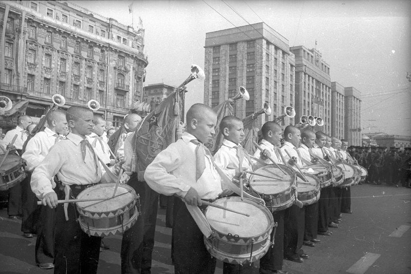 Юные барабанщики на Манежной площади, 1 мая 1951, г. Москва. Выставка «Пионеры-барабанщики» с этой фотографией.