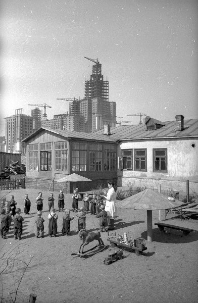 Детский сад перед строящимся зданием МГУ, 1952 год, г. Москва