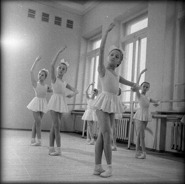 Пермское хореографическое училище. Юные балерины, 1965 год, г. Пермь. Выставка «Ballet Époque» с этой фотографией.