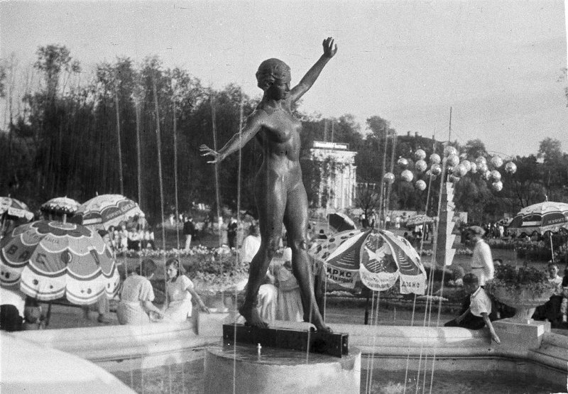 ЦПКиО им. Максима Горького. Скульптура «Купающаяся», 1938 год, г. Москва. Скульптор Алексей Зеленский.