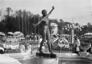 ЦПКиО им. Максима Горького. Скульптура «Купающаяся», 1938 год, г. Москва. Скульптор Алексей Зеленский.Выставка «Включай фонтан!» с этой фотографией.