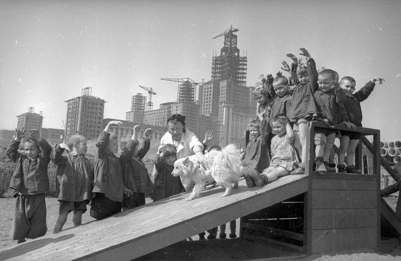 Детский сад перед строящимся зданием МГУ, 1952 год, г. Москва. Выставка «Воспитатели XX века» с этой фотографией.&nbsp;