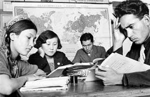 В библиотеке ГИТИСа, 1935 год, г. Москва. Выставки&nbsp;«Библиотеки» и «Тянуться к знаниям» с этой фотографией.