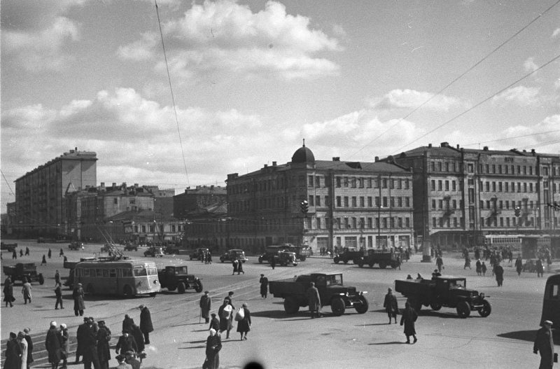 Весна в Москве, 1950 год, г. Москва. Выставка «Московский троллейбус» с этой фотографией.&nbsp;