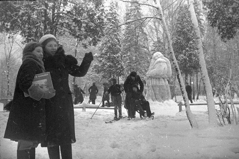 Зима в парке Сокольники, 1938 год, г. Москва. Выставка «На морозе» с этой фотографией.