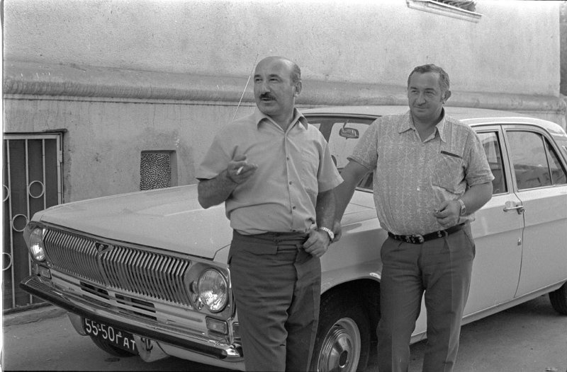 Мужчины у автомобиля ГАЗ-24, 1976 год, Грузинская ССР. Выставка «Роскошь и средство передвижения» с этой фотографией.