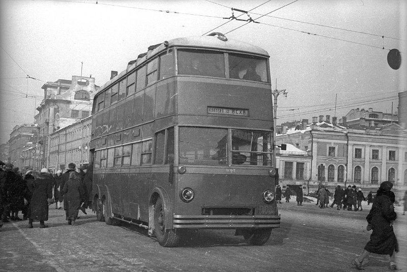 Двухэтажный троллейбус ЯТБ-3, выпускавшийся в 1938–1939 годах на Ярославском автомобильном заводе, 1939 год, г. Москва