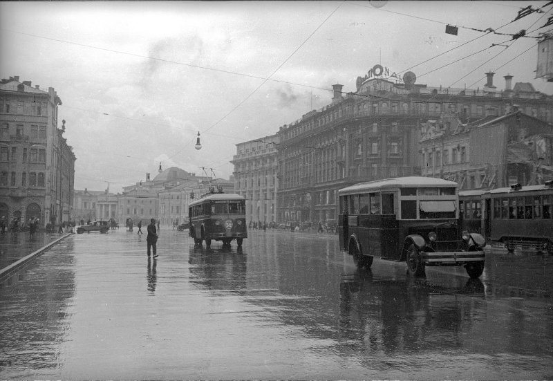 Охотный ряд, 1933 год, г. Москва. Выставка «Московский троллейбус» с этой фотографией.&nbsp;