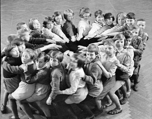 Ученики на перемене. Образцовая школа № 9 имени 10-й годовщины Октябрьской революции, 1930 год, г. Москва