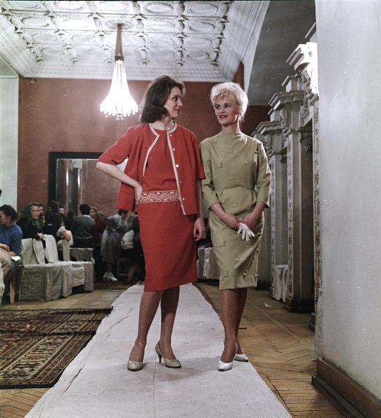 Демонстрация моделей женской одежды, 1955 - 1963, г. Москва. Выставка «Красные королевы: манекенщицы СССР» с этим снимком.