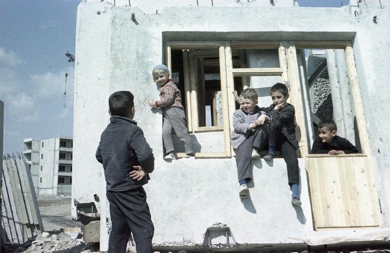 Дети на строительной площадке поселка гидростроителей «Дубки», 1968 год, Дагестанская АССР
