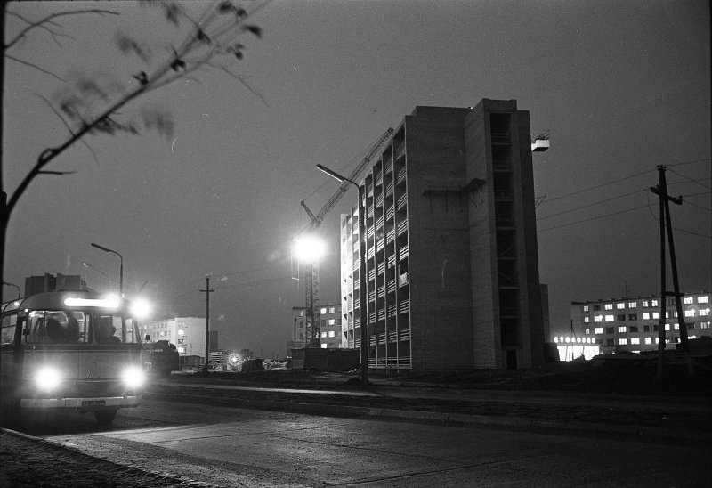 На улице города, 1966 год, Татарская АССР, г. Нижнекамск. Выставка «Мягкий свет фонарей» с этой фотографией.&nbsp;