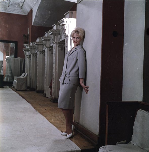 Манекенщица Валентина Яшина на демонстрации моделей женской одежды, 1955 - 1963, г. Москва. Выставка «Советские блондинки» с этой фотографией.