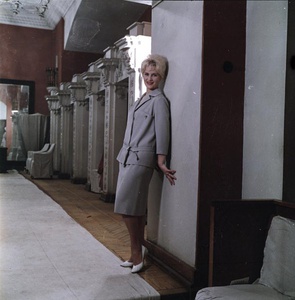 Манекенщица Валентина Яшина на демонстрации моделей женской одежды, 1955 - 1963, г. Москва. Выставка «Советские блондинки» с этой фотографией.