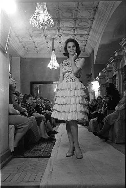 Демонстрация моделей женской одежды, 1955 - 1963, г. Москва. Предположительно, Наталья Кондрашина.