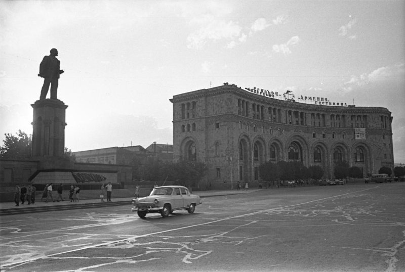 Площадь Ленина в Ереване, сентябрь 1964, Армянская ССР, г. Ереван. Выставка «Армения: люди и вечность» с этой фотографией.