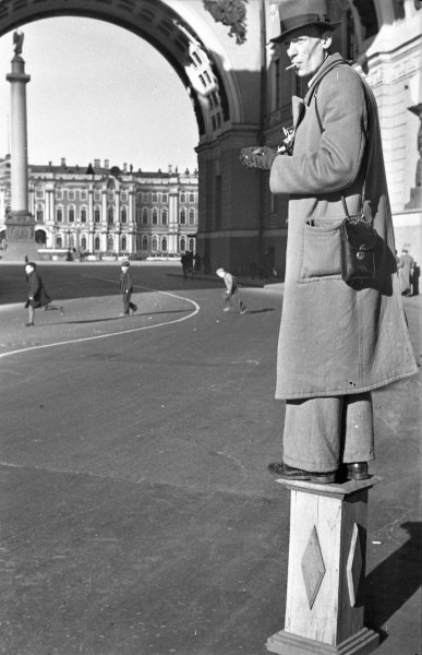Фотограф Сигизмунд Кропивницкий, 1945 - 1949, г. Ленинград. Выставка «Пора надевать пальто!» с этой фотографией.