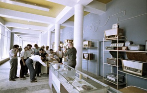 В магазине радиотоваров, 1963 - 1965, Таджикская ССР, г. Душанбе