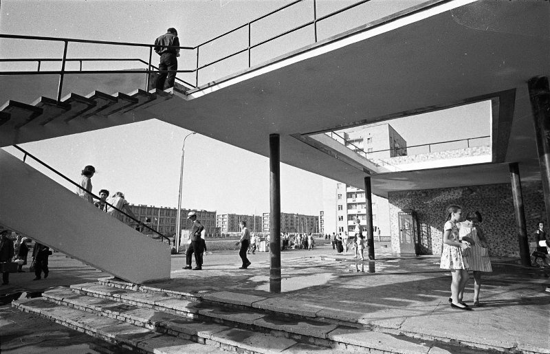 На улице города, 1966 год, Татарская АССР, г. Нижнекамск. Выставка «Кидай монетку» с этой фотографией.