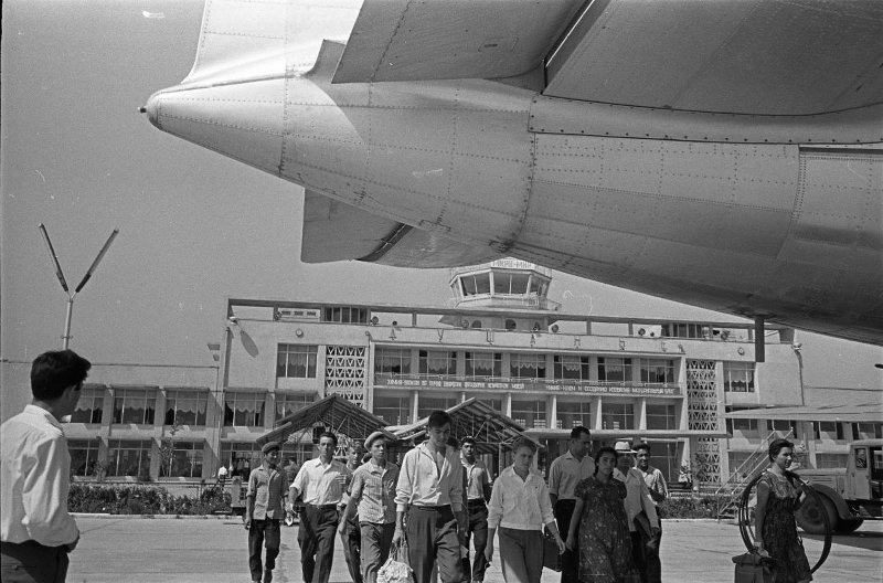 В аэропорту Душанбе, 1963 - 1965, Таджикская ССР, г. Душанбе. Выставки&nbsp;«Приятного полета!», «Вон из Москвы» с этой фотографией.
