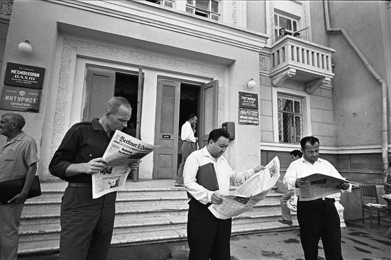 У входа в гостиницу «Вахш», 1963 - 1965, Таджикская ССР, г. Душанбе