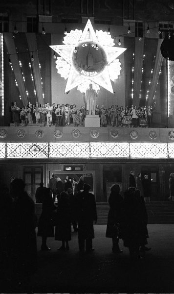 Кинотеатр. Вечерняя иллюминация, 1958 год, Украинская ССР, г. Харьков. Выставка «Неоновый свет» с этой фотографией.&nbsp;