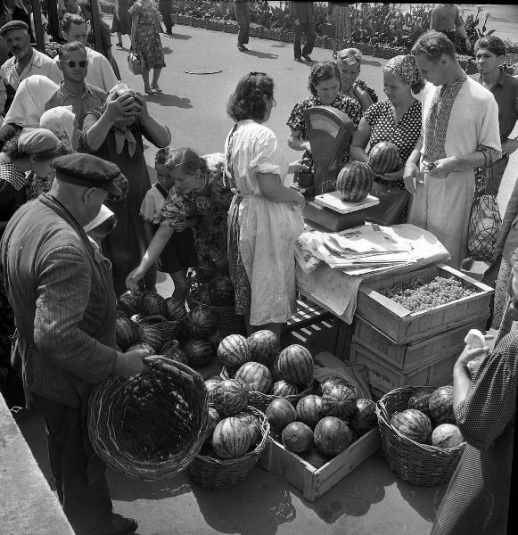 Торговля арбузами, 1958 год, Украинская ССР, г. Харьков. Выставка «Арбуз или дыня?» с этой фотографией.