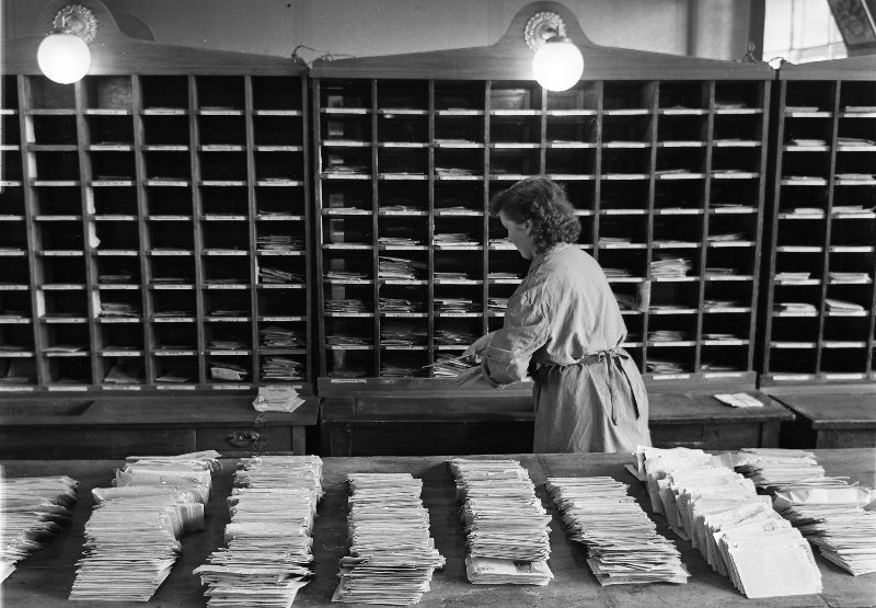 Раскладка почты, 1958 год, Украинская ССР, г. Харьков. Выставка «Вам письмо!» с этой фотографией.&nbsp;