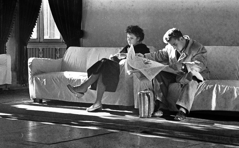 Мужчина и женщина в холле, 1958 год, Украинская ССР, г. Харьков. Выставка «Чемоданное настроение» с этой фотографией.