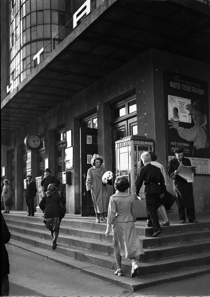 Люди перед зданием Почтамта, 1958 год, Украинская ССР, г. Харьков. Выставка «Кидай монетку» с этой фотографией.