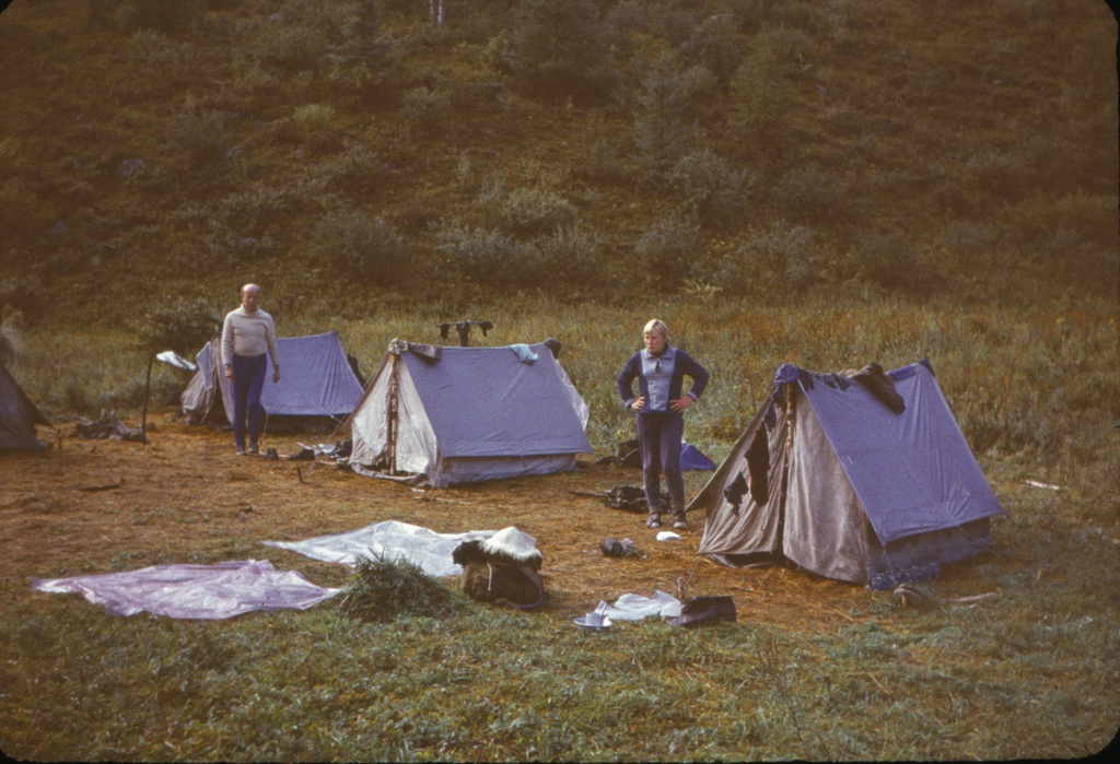 Стоянка на реке Шавла, 1971 год, Горно-Алтайская АО, Кош-Агачский р-н. Из серии «Шавло».Выставка «За мечтами и за запахом тайги...» с этой фотографией.&nbsp;